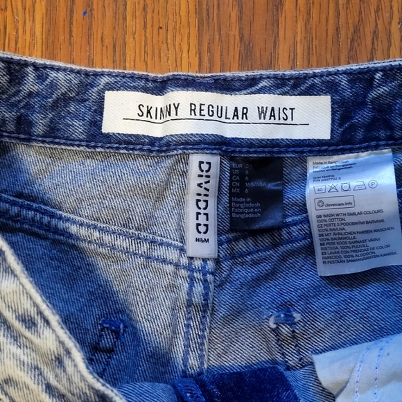 Women's Divided Jean Shorts Size 6 Skinny Fit Regular Waist Denim Casual - Picture 2 of 3